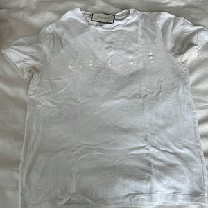 Gucci white on white tee shirt with logo